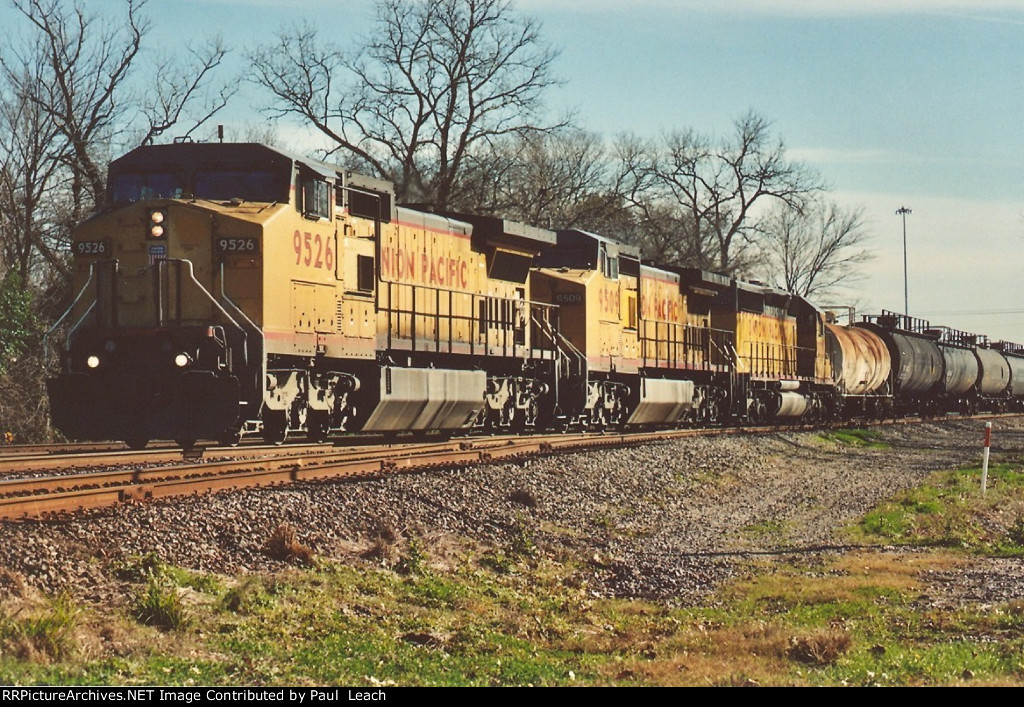 Manifest rolls north past Belt Junction